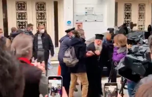 La policu00eda detiene al sacerdote ortodoxo que detuvo al Papa Francisco. Cru00e9dito: Pool VAMP 