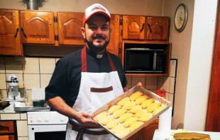 El P. Geison Gerardo Ortiz Maru00edn horneando pan / Cru00e9dito: Cortesu00eda del P. Geison Gerardo Ortiz Maru00edn 