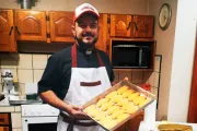 Sacerdote retoma oficio de panadero para ayudar a los más afectados por la pandemia
