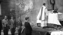 La Misa celebrada durante el levantamiento de Varsovia. Crédito: Episcopado de Polonia