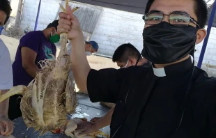 Sacerdote limpiando pollos. Cru00e9ditos: P. Omar Su00e1nchez Portillo 