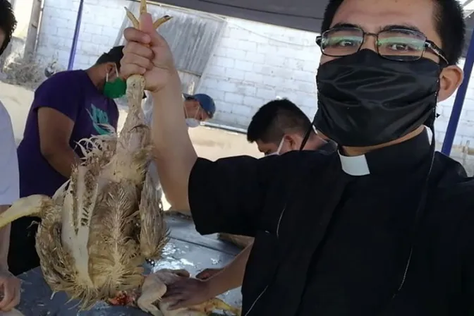 Con sus propias manos, sacerdotes limpian 5 mil pollos para donar a los más necesitados
