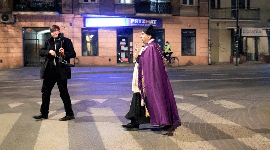 Polonia: Sacerdote reza en las calles contra coronavirus y lleva esperanza a hogares