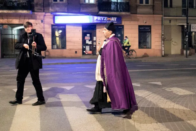 Polonia: Sacerdote reza en las calles contra coronavirus y lleva esperanza a hogares
