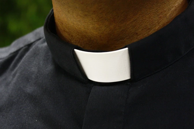  Golpean a sacerdote anciano durante asalto a su casa en España