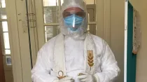 P. Grzegorz Draus preparado para entrar en el hospital y atender espiritualmente a enfermos de COVID. Crédito: Ayuda a la Iglesia Necesitada. 