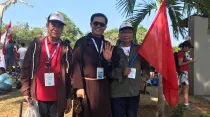 El P. Francis y dos peregrinos de Vietnam en la JMJ Panamá 2019. Foto: David Ramos / ACI Prensa
