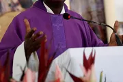 Fallece sacerdote que se desmayó mientras celebraba Misa transmitida por Internet