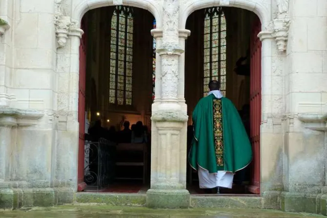 Vaticano ordena proceso penal contra sacerdote exdiscípulo de Karadima