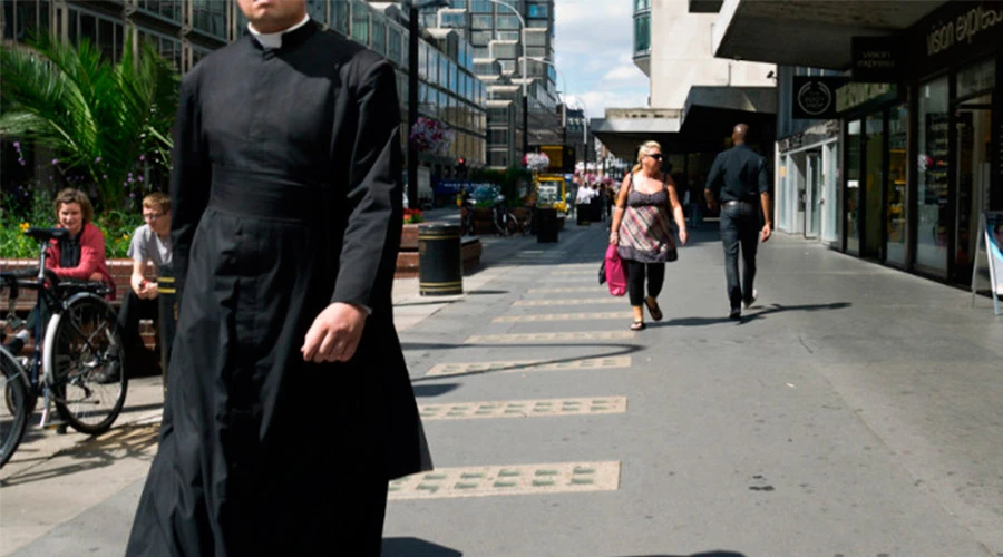 Sacerdote / Flickr Francisco Osorio (CC-BY-2.0) ?w=200&h=150