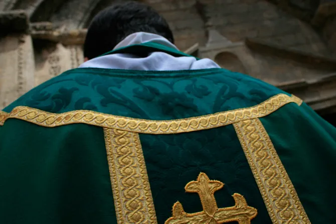 Expulsan del estado clerical a sacerdote acusado de abusos sexuales en Ecuador