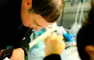 Sacerdote da unciu00f3n de los enfermos. Cru00e9dito : Flickr Mai Le (CC-BY-NC-2.0)  Flickr Mai Le (CC-BY-NC-2.0)