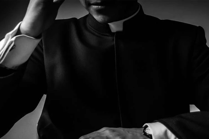 Suspenden a sacerdote investigado por muerte de una mujer en Argentina