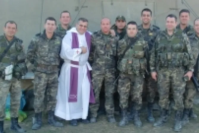 Soldados se hacen católicos en línea de combate gracias a carismático sacerdote