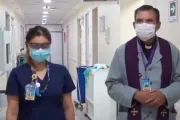 Sacerdotes siguen este protocolo sanitario para visitar enfermos de coronavirus [VIDEO]