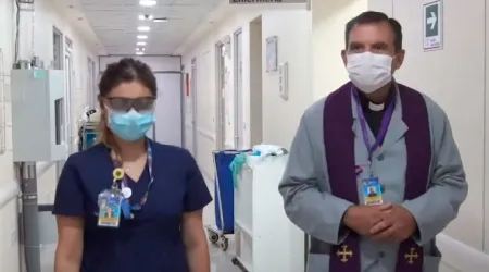Sacerdotes siguen este protocolo sanitario para visitar enfermos de coronavirus [VIDEO]
