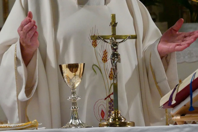 Obispo invita a jóvenes a ver en el sacerdocio el sentido de sus vidas