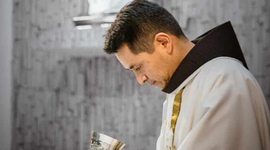 Un sacerdote celebrando la Misa. Crédito: Gabriel Manjarres / Cathopic?w=200&h=150