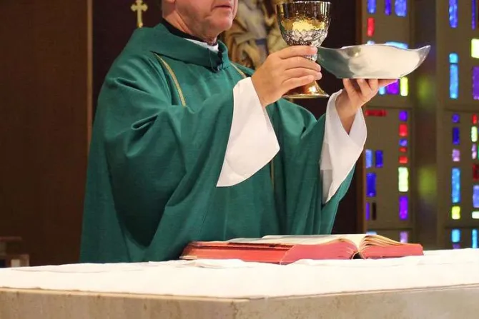 Mons. Aguer alerta sobre una “devastación litúrgica” en la Misa