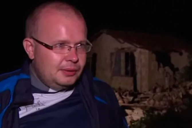 Rescatan a sacerdote atrapado entre los escombros tras terremoto en Italia