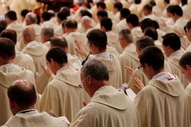 Autoridad vaticana sugiere 3 formas de acompañar a sacerdotes en su trabajo diario