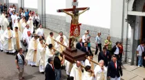 Sacerdotes llevando en hombros a Santo Cristo de la Grita. Crédito: Diócesis de San Cristóbal