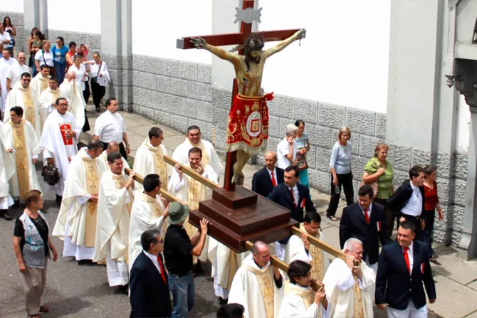 Sacerdotes llevan en hombros a Santo Cristo de La Grita en peregrinación [FOTOS]