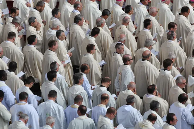 Obispo pide a católicos rezar por los sacerdotes y acompañarlos