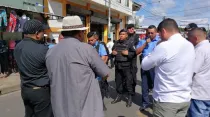 Policía de Nicaragua cierra el paso y retiene a sacerdotes que intentaban visitar al P. Edwin Román y a sus fieles. Crédito: Arquidiócesis de Managua.