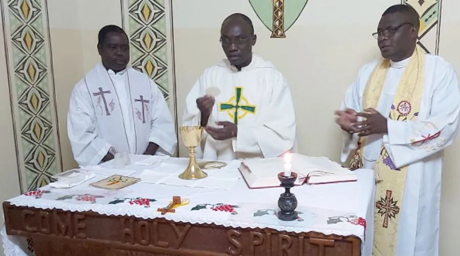 Sacerdotes celebran la Misa en Zambia. Crédito: ACN.?w=200&h=150