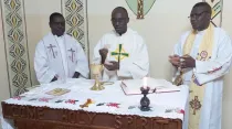 Sacerdotes celebran la Misa en Zambia. Crédito: ACN.