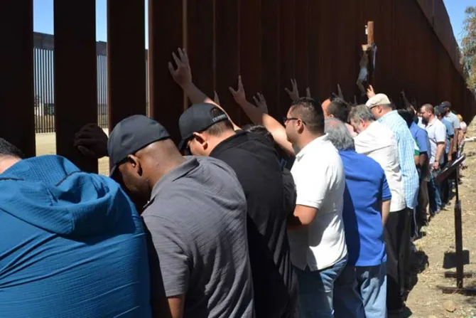 35 sacerdotes rezan por migrantes ante el muro que separa México y Estados Unidos