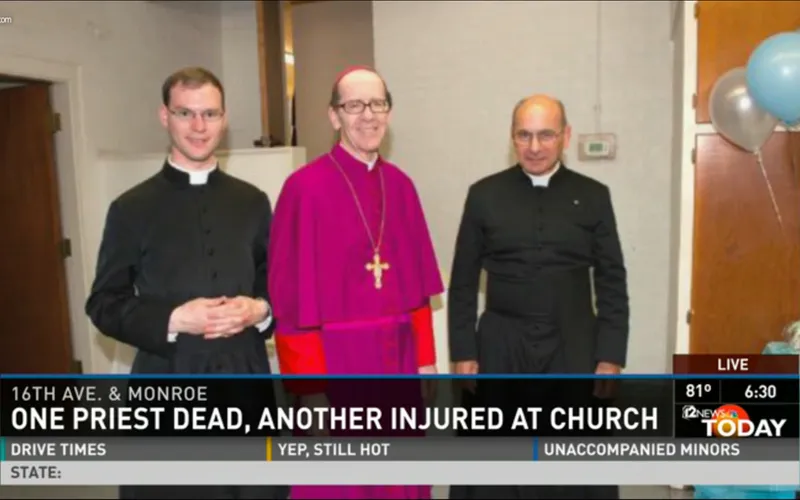 P. Kenneth Walker (izquierda), Mons. Thomas J. Olmsted, Arzobispo de Phoenix (centro), y P. Joseph Terra (derecha). Foto: Captura de video / Today, de NBC?w=200&h=150