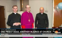 P. Kenneth Walker (izquierda), Mons. Thomas J. Olmsted, Arzobispo de Phoenix (centro), y P. Joseph Terra (derecha). Foto: Captura de video / Today, de NBC