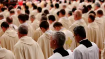 Sacerdotes en Basílica de San Pedro / Crédito de imagen: Lauren Cater (ACI Prensa)
