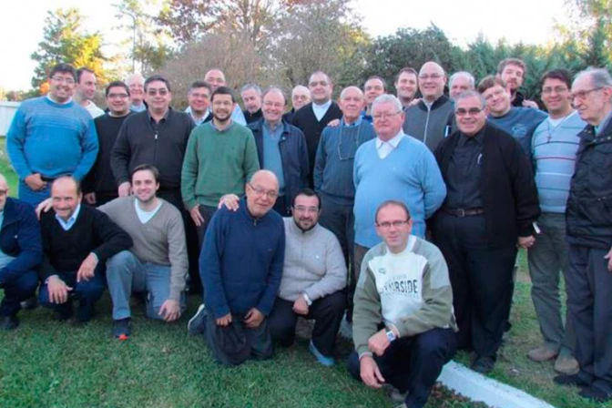 Acabar con el celibato no resolverá problemas de los curas, precisan sacerdotes argentinos