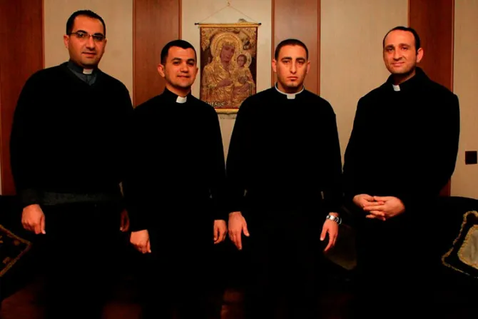 Estos seminaristas van a ser ordenados en un campo de refugiados