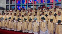 Los nuevos sacerdotes con el Cardenal Robles. Crédito: Facebook Seminario Diocesano Guadalajara