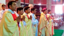 Los cinco sacerdotes ordenados en 2015 junto al Arzobispo de Lahore, Mons. Sebastián Shaw / Foto: Asif Nazir