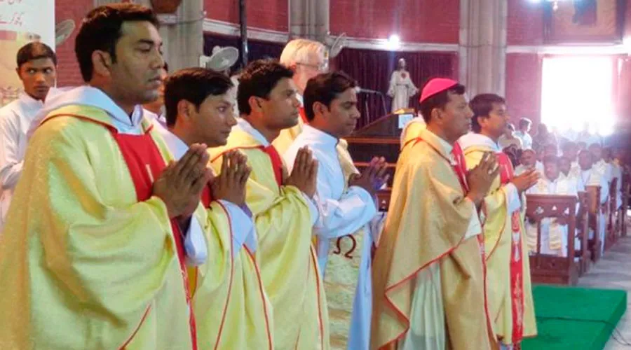 Los 5 nuevos sacerdotes en Pakistán con el Arzobispo de Lahore. Crédito: Asif Nazir?w=200&h=150