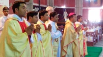 Los 5 nuevos sacerdotes en Pakistu00e1n con el Arzobispo de Lahore. Cru00e9dito: Asif Nazir
