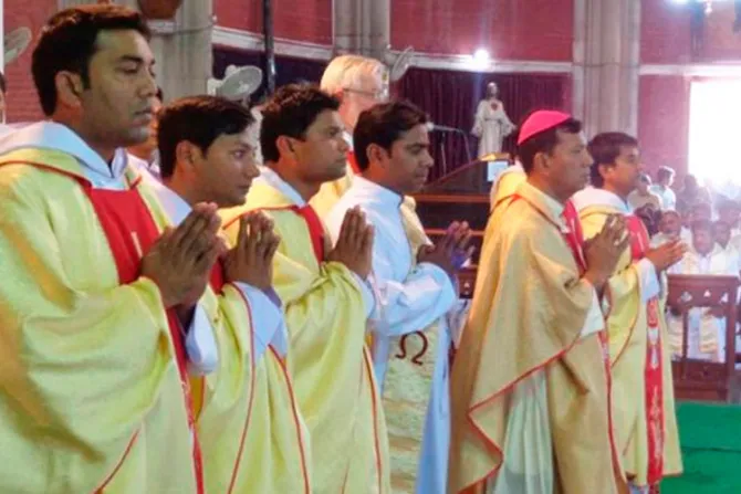 Luz en la oscuridad: Ordenan 5 nuevos sacerdotes en Pakistán