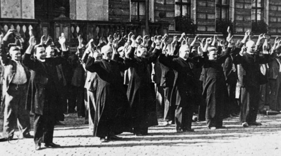 Sacerdotes y civiles polacos siendo detenidos por los Nazis. Créditos: Dominio Público?w=200&h=150