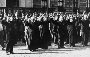 Sacerdotes y civiles polacos siendo detenidos por los Nazis. Créditos: Dominio Público 