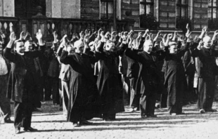 Sacerdotes y civiles polacos siendo detenidos por los Nazis. Cru00e9ditos: Dominio Pu00fablico 