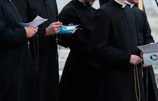 Sacerdotes con sotana. Cru00e9dito: Alexey Gotovskyi / ACI Prensa 