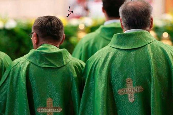 Piden línea telefónica de ayuda ante aumento de sacerdotes suicidas en Irlanda