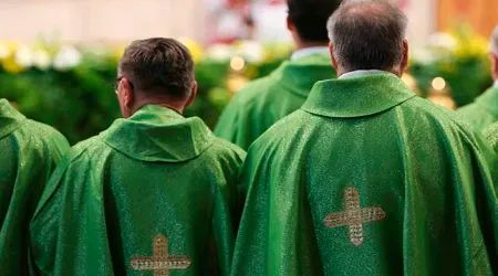 Piden línea telefónica de ayuda ante aumento de sacerdotes suicidas en Irlanda