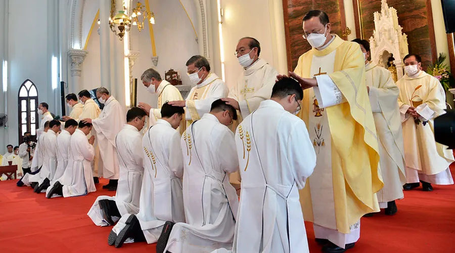 15 nuevos sacerdotes de la Arquidiócesis de Hanoi. Créditos: Arquidiócesis de Hanoi