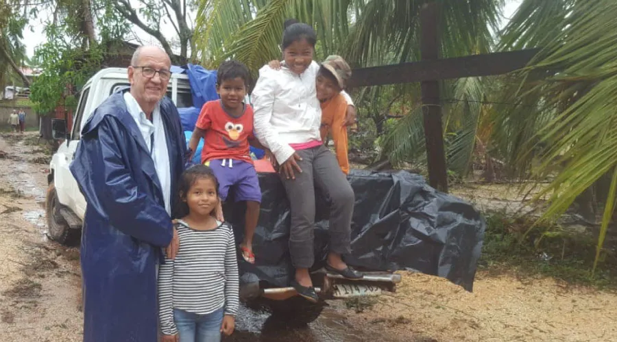 P. Javier Pla García visitando comunidades afectadas por Huracán Iota. Crédito: Facebook Arquidiócesis de Managua.